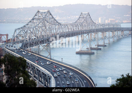 fahren in der s-Kurve von der San Francisco Bucht-Brücke Stockfoto