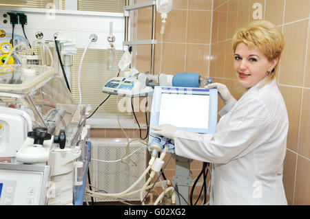 Medic-Arzt mit Ausrüstung für die Beatmung Stockfoto