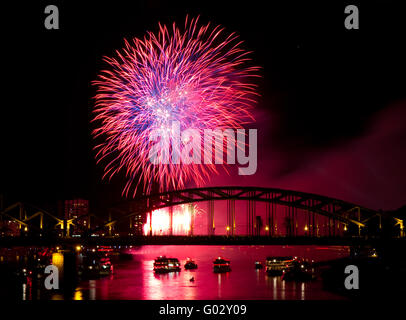 Feuerwerk über dem Rhein Stockfoto
