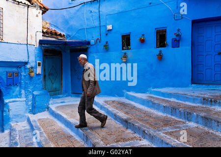 Chefchaouen, Marokko - 10. April 2016: Ein Mann zu Fuß in einer Straße von der Stadt Chefchaouen in Marokko. Stockfoto