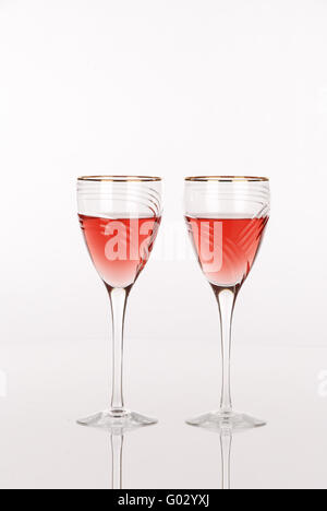 Zwei Luxus-Wein-Gläser mit weißen Zinfandel Wein Stockfoto