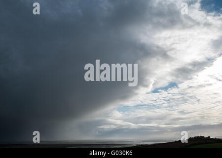 Weather.Storm Wolke über Pembrey gesehen von Llansaint Hügel village,Carmarthenshire,Wales,U.K vorne... Stockfoto