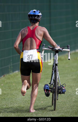 Triathlet schob sein Fahrrad Stockfoto