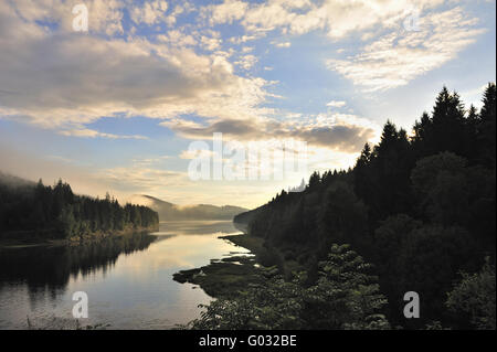 Misty Landschaften in Sösestausee, mittlere Berge ich Stockfoto