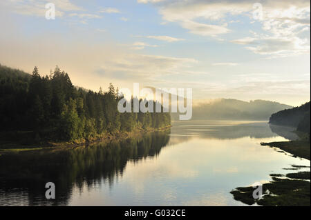 Misty Landschaften in Sösestausee, mittlere Berge ich Stockfoto