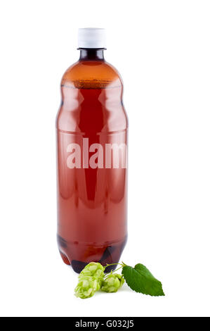 Bier, Plastikflasche, Hop, isoliert auf weißem Hintergrund. Stockfoto