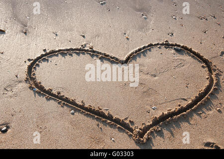 Herz am Strand in den Sand gezeichnet Stockfoto