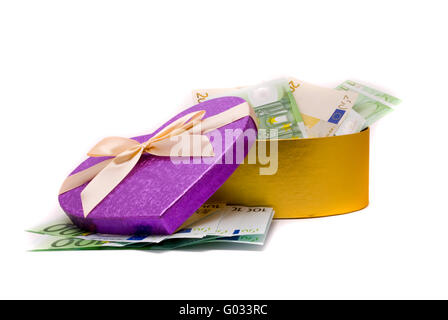 Euro-Banknoten in Geschenkbox. Isoliert auf weißem Hintergrund. Stockfoto