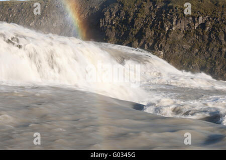 Island, Wasserfall Gullfoss mit Regenbogen Stockfoto