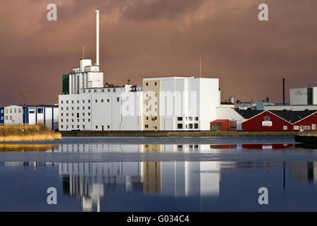 Hafen-Gebäude mit Reflexionen Stockfoto