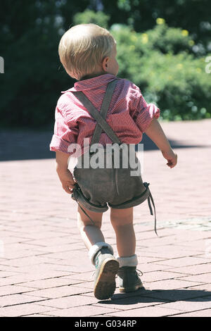 Kleiner Junge im Dirndlrock Stockfoto