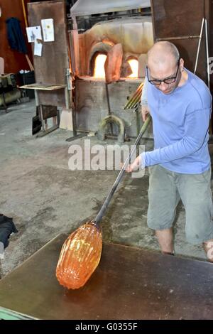 Glasbläser Machen von Glas bei der Glasfabrik auf der Insel Murano, Italien Stockfoto