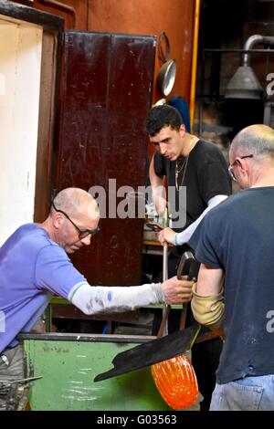 Glasbläser Machen von Glas bei der Glasfabrik auf der Insel Murano, Italien Stockfoto