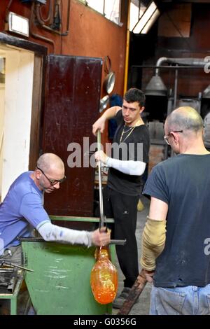 Glasbläser Machen von Glas bei der Glasfabrik auf der Insel Murano, Italien Stockfoto