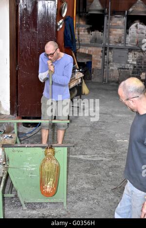 Glasbläser Machen von Glas bei der Glasfabrik auf der Insel Murano, Italien Stockfoto