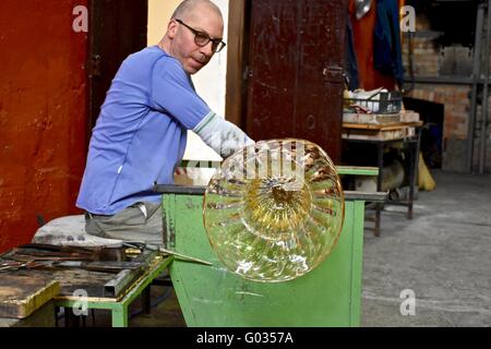 Glasbläser Machen von Glas bei der Glasfabrik auf der Insel Murano, Italien Stockfoto