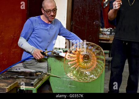 Glasbläser Machen von Glas bei der Glasfabrik auf der Insel Murano, Italien Stockfoto