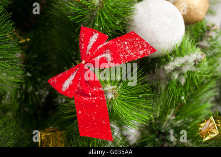 Grüne Zweige eines Weihnachtsbaumes mit Spielzeug Stockfoto