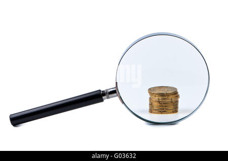 Lupe und Stapel von Münzen isoliert auf einem weißen Hintergrund. Stockfoto