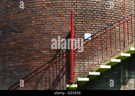 roten Treppe mit einer Mauer Stockfoto