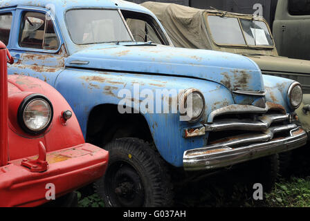 Vintage Rusty Fahrzeuge im Museum Stockfoto