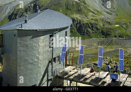 Solarzellen auf einer Berghütte, Wallis, Schweiz Stockfoto