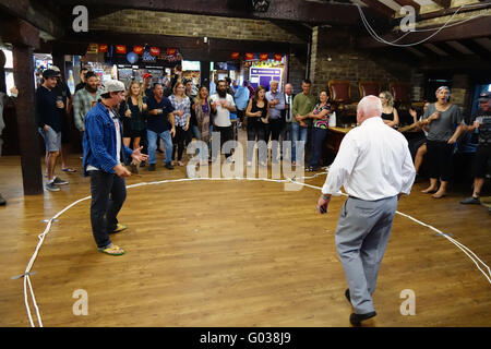 Spielen zwei-hoch (traditionelle Glücksspiel) in der Kneipe am ANZAC Day, Endeavour Hotel, Lancelin, Western Australia Stockfoto