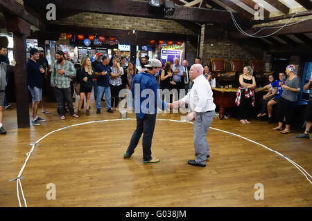 Spielen zwei-hoch (traditionelle Glücksspiel) in der Kneipe am ANZAC Day, Endeavour Hotel, Lancelin, Western Australia Stockfoto