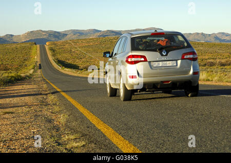 Auto auf der Straße N7 in der Nähe von Springbok, Südafrika Stockfoto