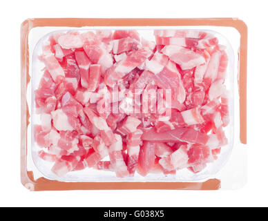 frischer Speck Stücke auf einem Kunststoff-Verpackungen-Tablett isoliert auf weißem Hintergrund Stockfoto