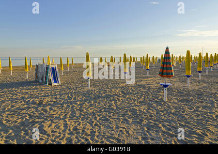 Reduzierte Sonnenschirme am Strand am Abend Stockfoto