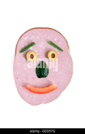 Die geschnittene Wurst und Gemüse in Form von ein glückliches Gesicht Stockfoto