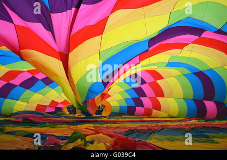 Heißluft-Ballon aufgeblasen wird, auf dem Boden Stockfoto
