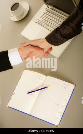 Foto des Handshakes Geschäftspartner nach dem Auftreffen auf Deal. Closeup. Stockfoto