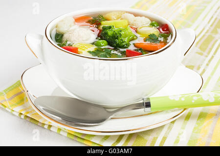 Suppe mit Huhn-Frikadellen und frischem Gemüse Stockfoto