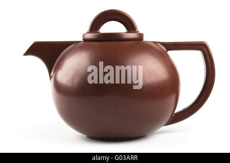 braune Keramik Teekanne isoliert auf weißem Hintergrund Stockfoto