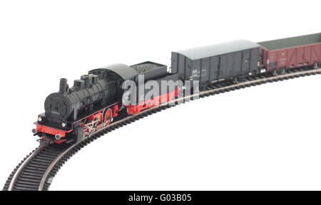 Spielzeug-Dampflokomotive und Güterwagen auf weißen bac Stockfoto