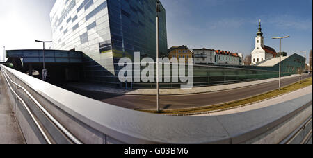 Ars Electronica Center und Pfarrkirche Uhrfahr Stockfoto