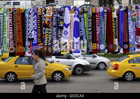 Schals von Fußballclubs zum Verkauf in Istanbul Stockfoto