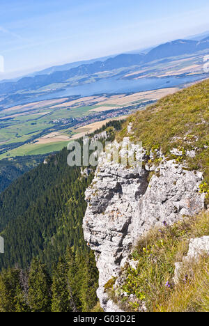 Blick vom Hügel auf den umliegenden Land Stockfoto