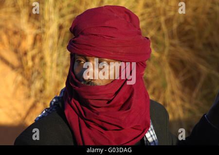 Tuareg-Mann mit einem roten Chech, Sahara Wüste, Libyen Stockfoto