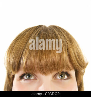 Brünette junge Frau auf der Suche nach oben. Stockfoto