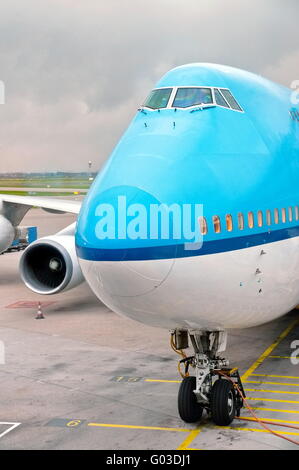 Blaue und weiße gelandet Flugzeug angedockt am Flughafen Stockfoto