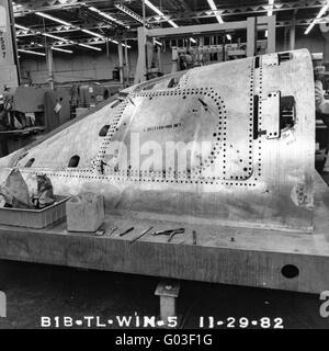 Arbeiter bei Rockwell International konstruieren Werkzeuge für den Bau der B1B-Bomber im Jahr 1982. Stockfoto