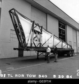 Arbeiter bei Rockwell International konstruieren Werkzeuge für den Bau der B1B-Bomber im Jahr 1984. Stockfoto