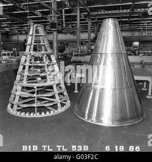 Arbeiter bei Rockwell International konstruieren Werkzeuge für den Bau der B1B-Bomber im Jahr 1986. Stockfoto