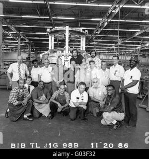 Arbeiter bei Rockwell International konstruieren Werkzeuge für den Bau der B1B-Bomber im Jahr 1986. Stockfoto