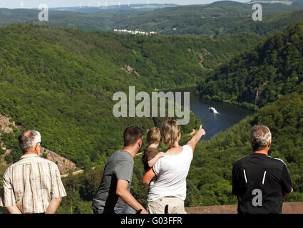 Besucher am Aussichtspunkt Cloef, Orscholz, Mettlach Stockfoto