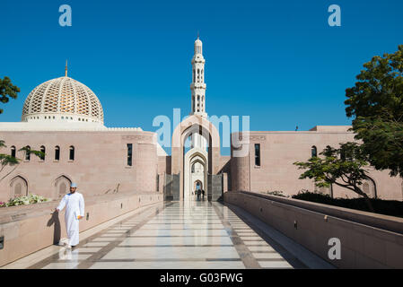 Omanische Mann am Sultan Qaboos Moschee in Maskat. Stockfoto