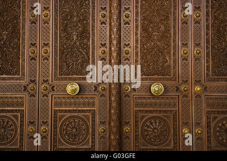 Tür am Sultan Qaboos Grand Mosque, Muscat, Oman. Stockfoto